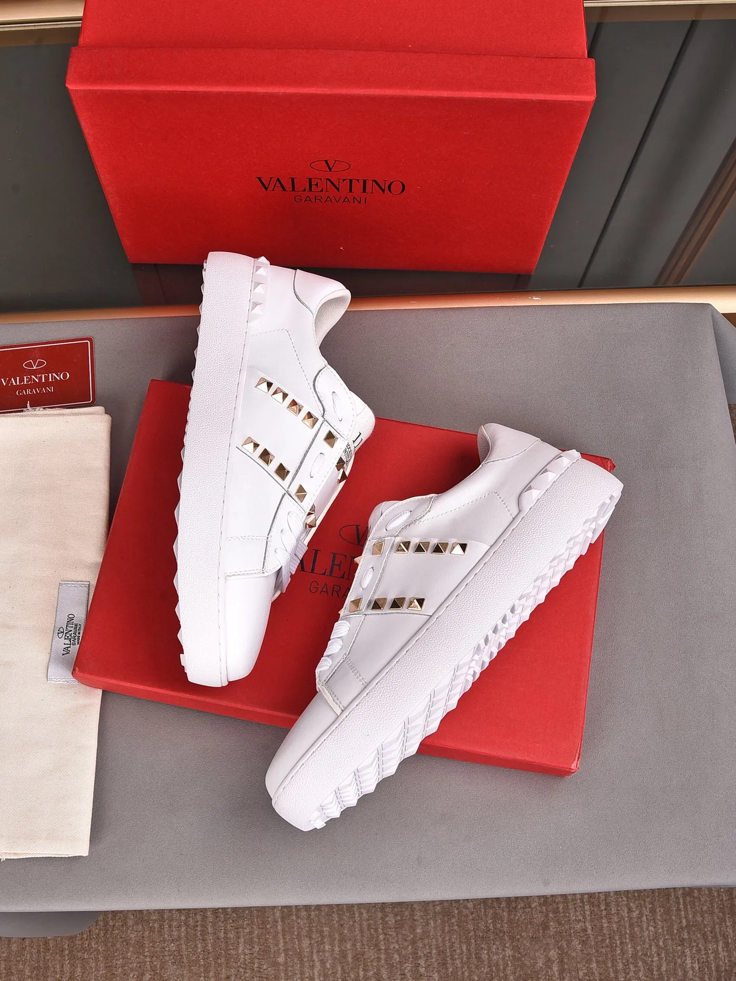 Men's shoes 440💰 (men and women couples) Valentino classic color matching series casual shoes. Made with heavy craftsmanship, good products pay attention to every detail. A must-have trendy item that can be worn all year round, it has been worn by many celebrities and Internet celebrities~~Imported cowhide surface, unique design concept, sheepskin lining, counter quality. Women’s clothing 35-40. Men’s clothing 39-44, 45-46 (returns and exchanges are not supported for custom-made items)